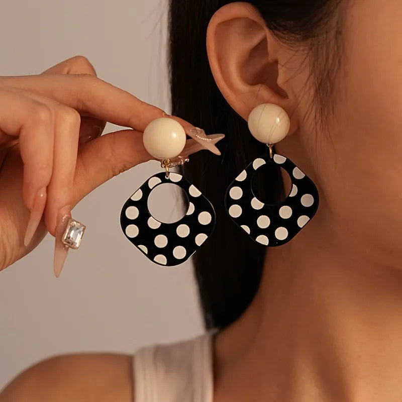 Schwarz-Weiße Polka Dot Acryl Ohrringe | Trend Schmuck Damen