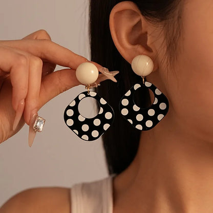 Schwarz-Weiße Polka Dot Acryl Ohrringe | Trend Schmuck Damen