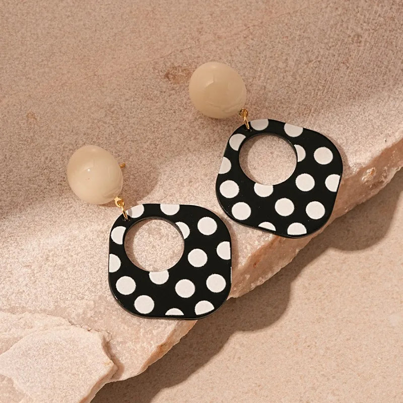 Schwarz-Weiße Polka Dot Acryl Ohrringe | Trend Schmuck Damen