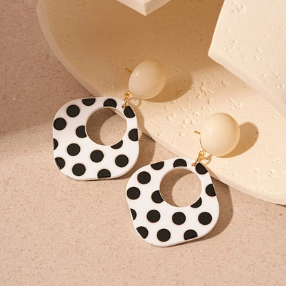 Schwarz-Weiße Polka Dot Acryl Ohrringe | Trend Schmuck Damen