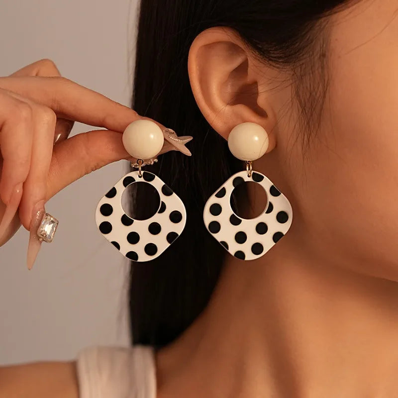 Schwarz-Weiße Polka Dot Acryl Ohrringe | Trend Schmuck Damen